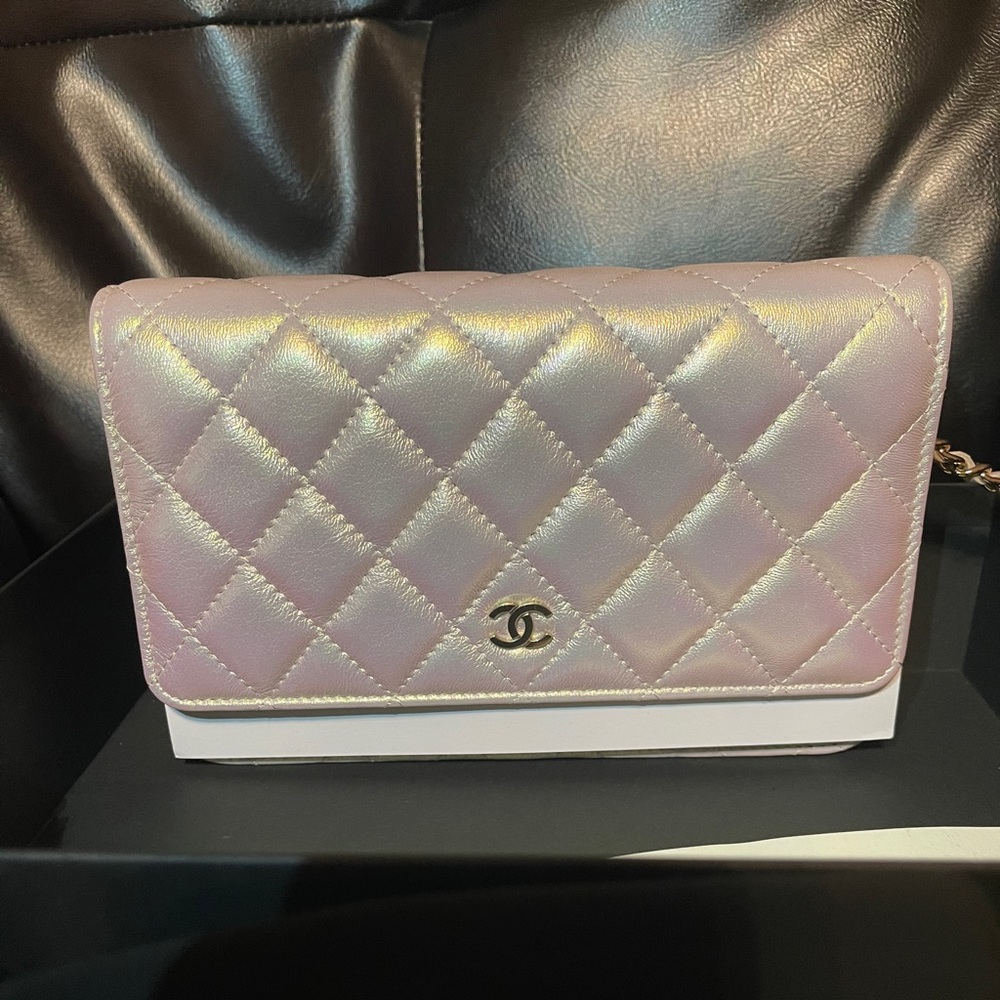 ❌SOLD❌🤍Chanel iridescent ivory New WOC🤍 - Picture 2 of 10